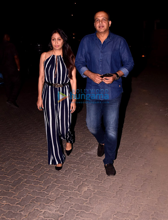 ashutosh gowariker snapped with wife 6