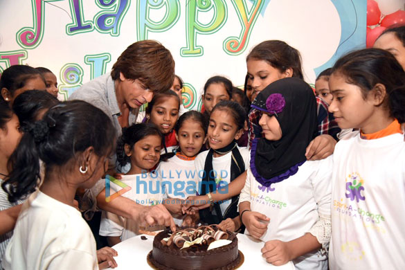Cake smeared on Shah Rukh Khan2