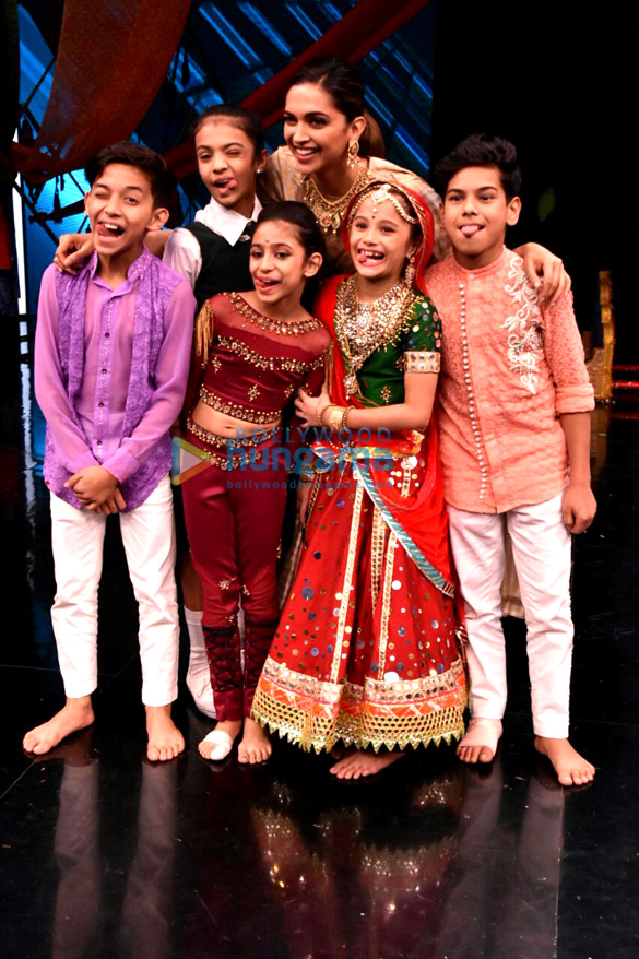 deepika padukone promotes padmavati on the sets of super dancer 8