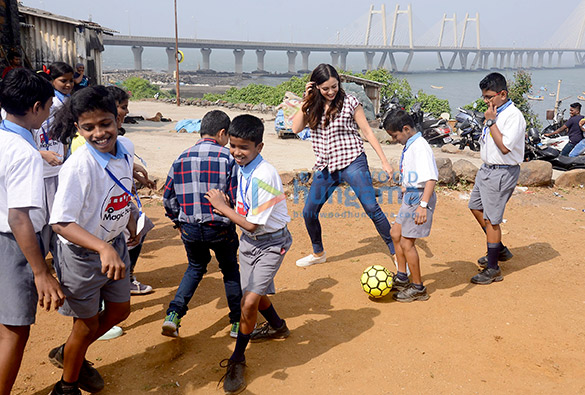 dia mirza and jackky bhagnani meets kids on childrens day at worli 5