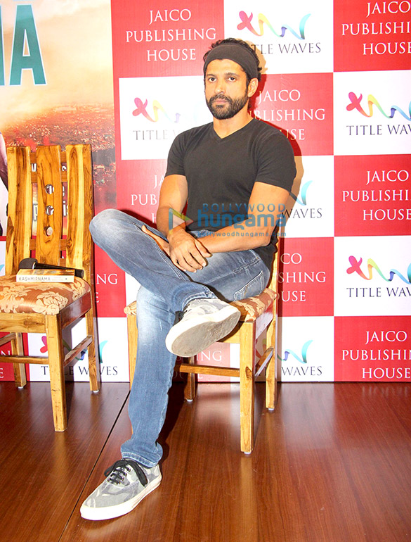 farhan akhtar launches karan anshumans book kashmir nama 3