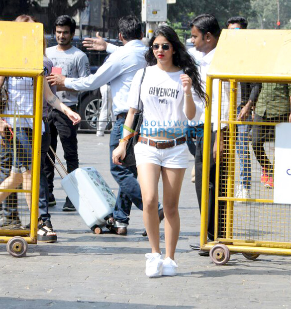 gauri khan shweta bachchan nanda snapped on the way to alibaug for shah rukh khans birthday 08