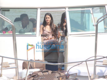 Gauri Khan, Shweta Bachchan Nanda snapped on the way to Alibaug for Shah Rukh Khan's birthday