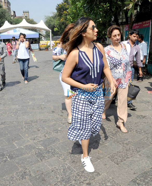 gauri khan shweta bachchan nanda snapped on the way to alibaug for shah rukh khans birthday 2