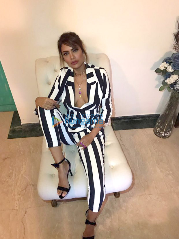 HOT! Esha Gupta’s plunging neckline glams up the evening at Olive