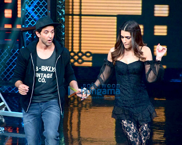 hrithik roshan kriti sanon and rajkummar rao snapped on sets of farah khans lip sing battle 4