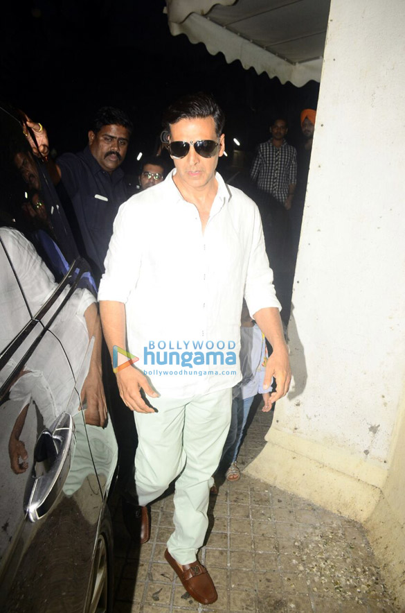 hrithik roshan and akshay kumars family spotted at pvr juhu 6