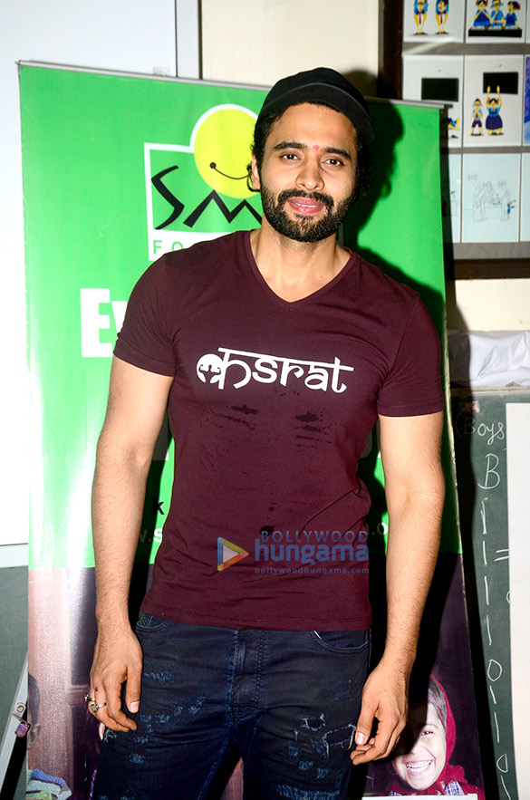jackky bhagnani meets kids at an event organized by smile foundation 3