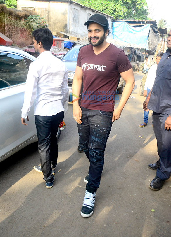 jackky bhagnani meets kids at an event organized by smile foundation 6