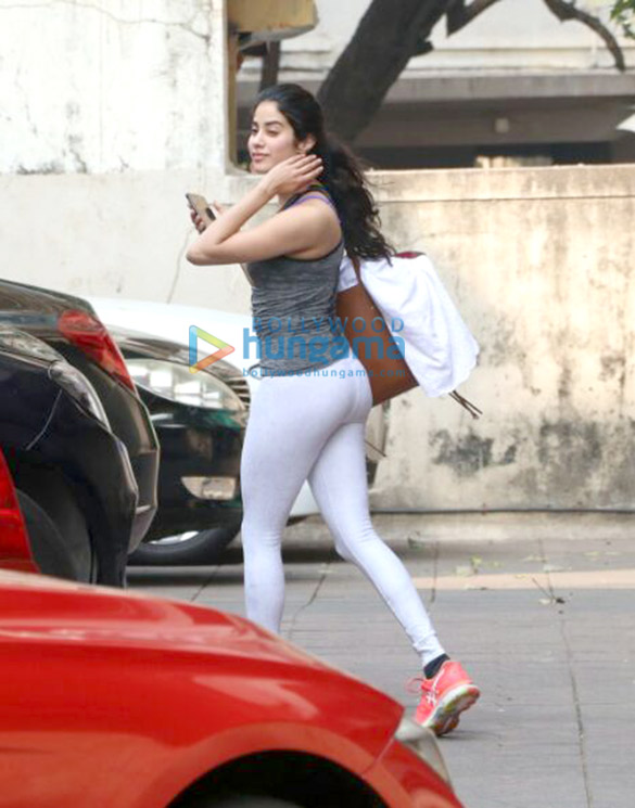 janhvi kapoor snapped outside her gym 2