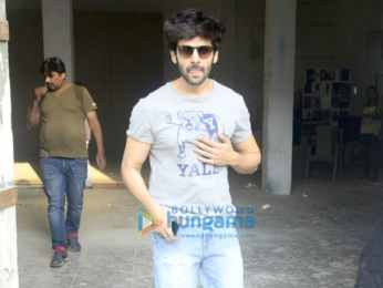 Kartik Aaryan spotted at Bandra