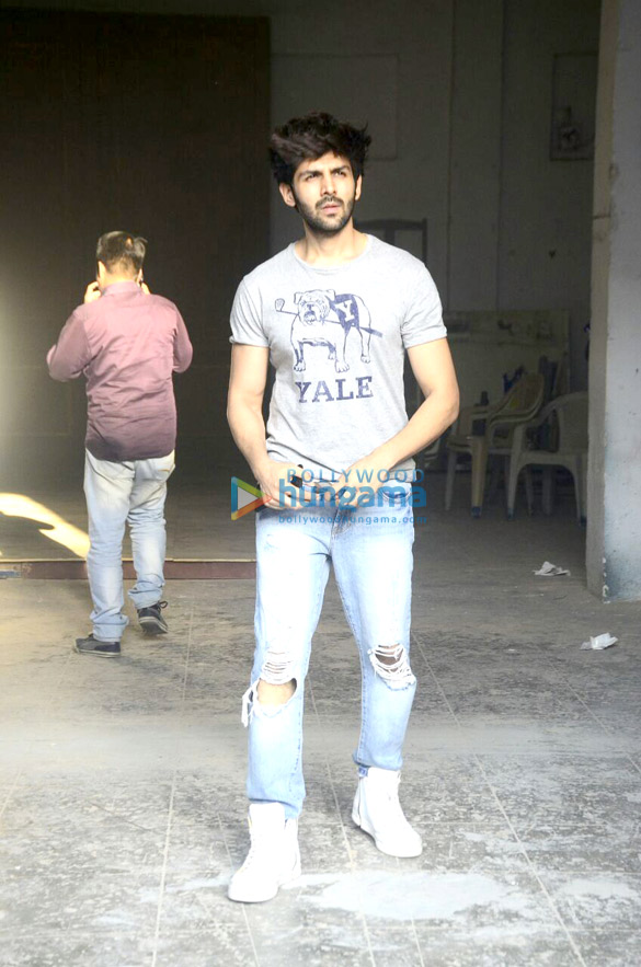 kartik aaryan spotted at bandra 4