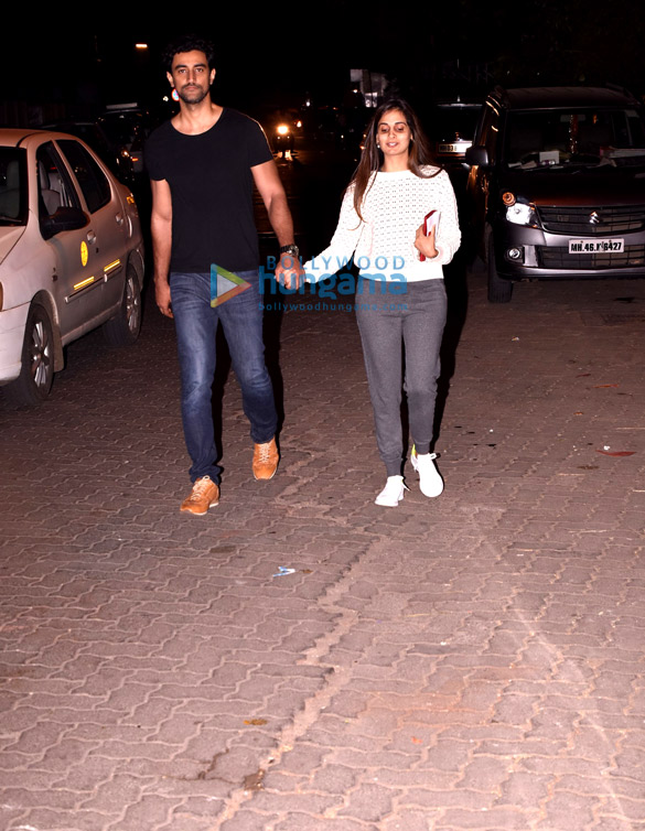 kunal kapoor snapped in juhu with wife 1