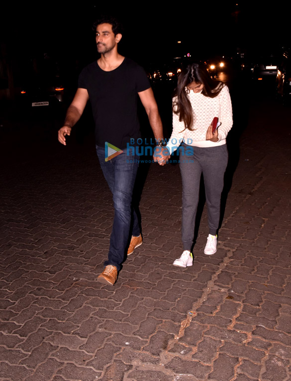 kunal kapoor snapped in juhu with wife 6
