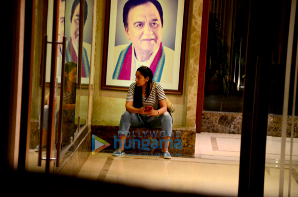 maanayata dutt snapped outside her apartment 1