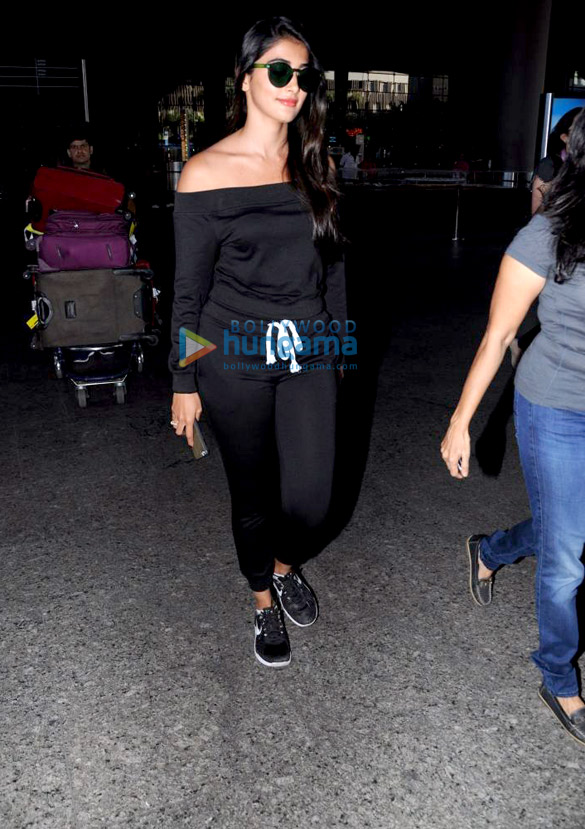 pooja hegde snapped at mumbai airport as she arrived from hyderabad 4