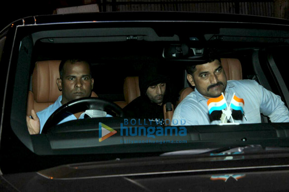 ranbir kapoor snapped in bandra 2 3