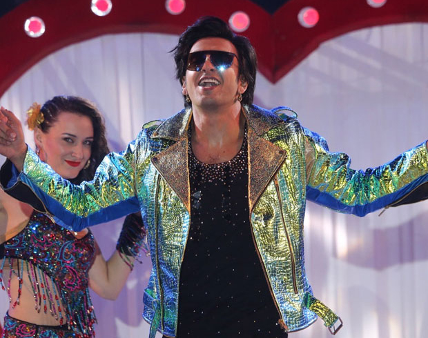 Ranveer Singh grooves to 'Ainvayi Ainvayi' and 'Nashe Si Chadh Gayi' at a wedding! -1
