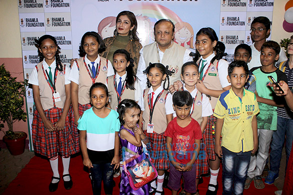 raveena tandon and kanika kapoor at a childrens day event organized by bhamla foundation 1