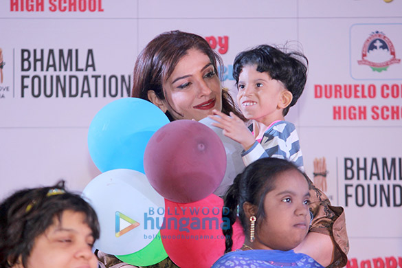 raveena tandon and kanika kapoor at a childrens day event organized by bhamla foundation 3