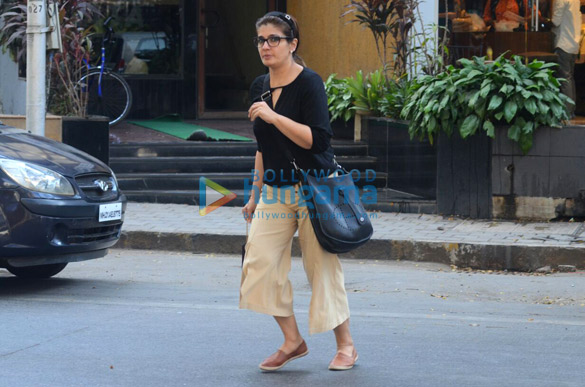 Raveena Tandon snapped at a jewellery store in Khar Raveena Tandon snapped at a jewellery store in Khar