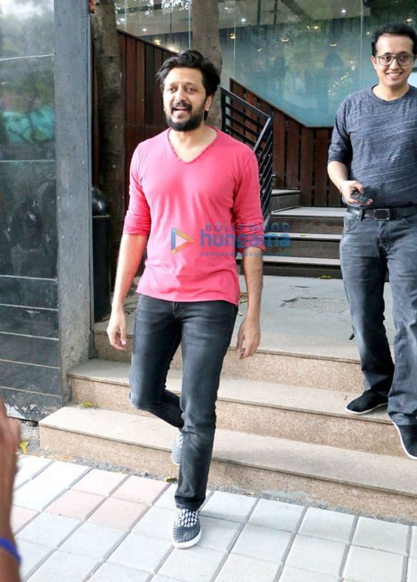 riteish deshmukh spotted at starbucks in khar 2 2