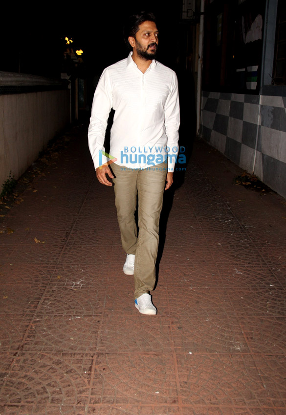 riteish deshmukh spotted at friends place in bandra 5