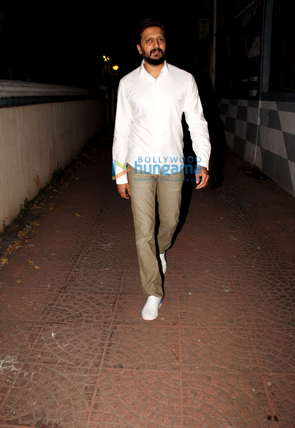 riteish deshmukh spotted at friends place in bandra 6