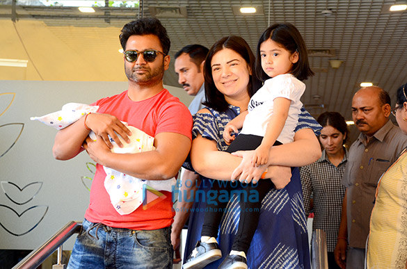 sachiin joshi snapped with his new born baby 2