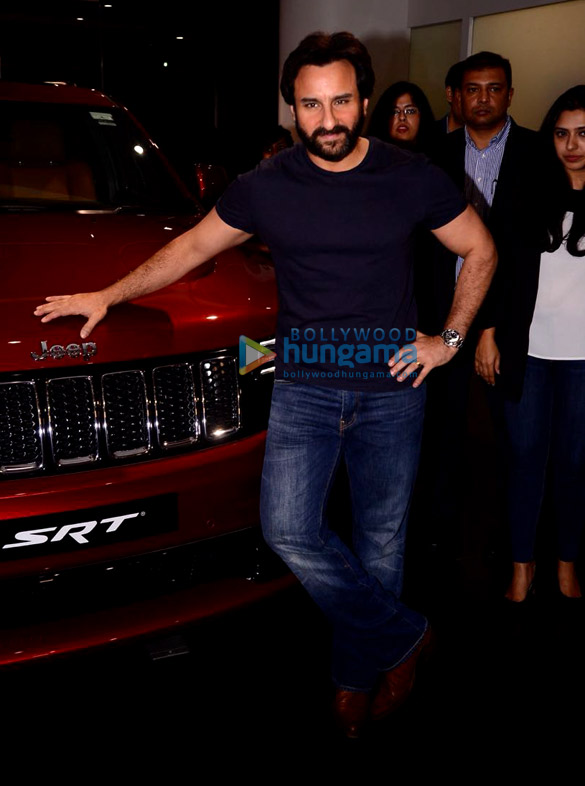 saif ali khan arrives in his new jeep 4
