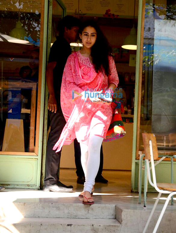 sara ali khan snapped in mumbai 5