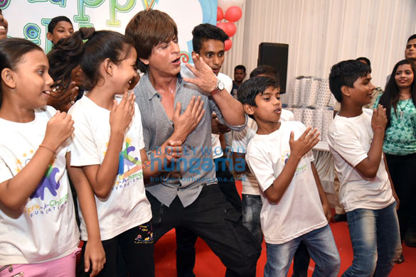 shah rukh khan celebrates childrens day with spark a change foundation 3