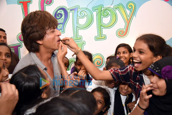 shah rukh khan celebrates childrens day with spark a change foundation 4