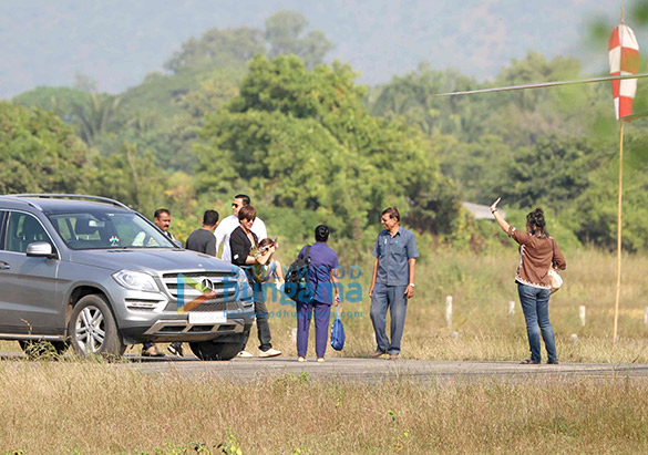 shah rukh khan leaves for mumbai from alibaug wih son abram khan 1