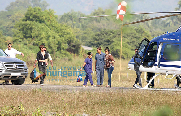 shah rukh khan leaves for mumbai from alibaug wih son abram khan 3