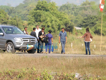 Shah Rukh Khan leaves for Mumbai from Alibaug wih son AbRam Khan