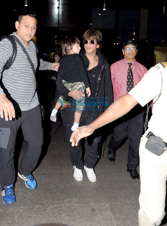shah rukh khan snapped arriving from london 3