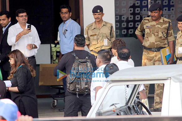 shah rukh khan snapped in the new look 1