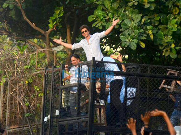 shah rukh khan waves to fans from mannat on his 52nd birthday 1