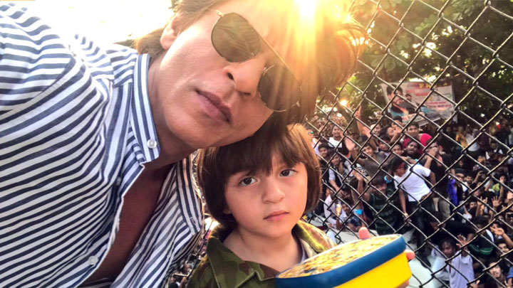 Shah Rukh Khan’s GRAND Entry At Mannat With Son AbRam