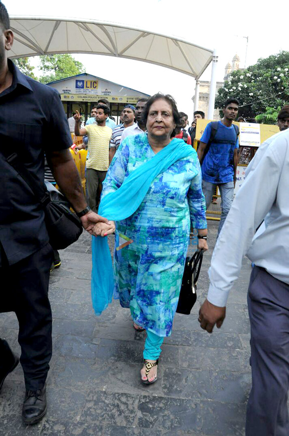 shah rukh khans birthday party attendees return from alibaug 07