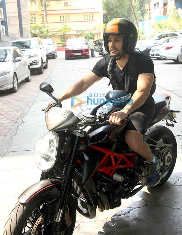 shahid kapoor kunal khemu and karan singh grover snapped outside their gym 2