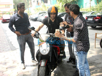 Shahid Kapoor, Kunal Khemu and Karan Singh Grover snapped outside their gym