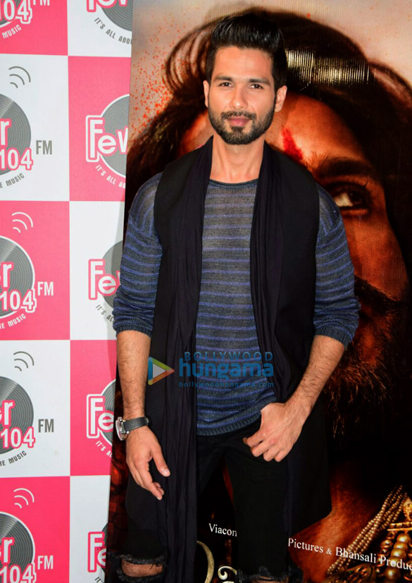 shahid kapoor promotes padmavati on fever 104 fm 6