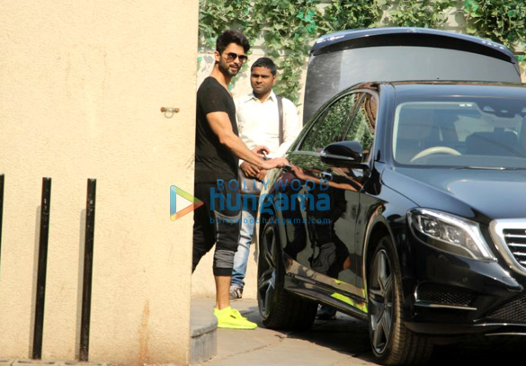 Shahid Kapoor spotted after his gym session in Bandra Shahid Kapoor spotted after his gym session in Bandra