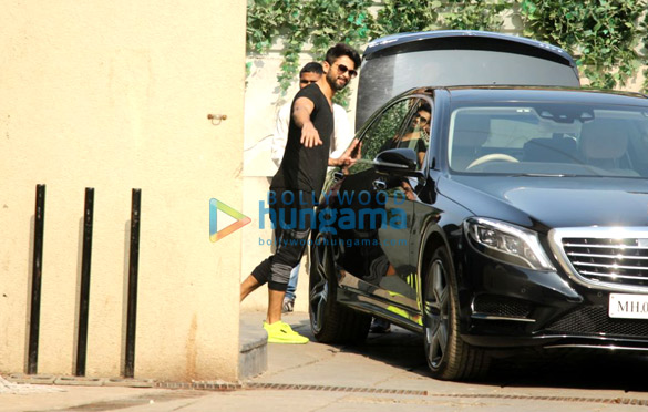 shahid kapoor spotted after his gym session in bandra 2