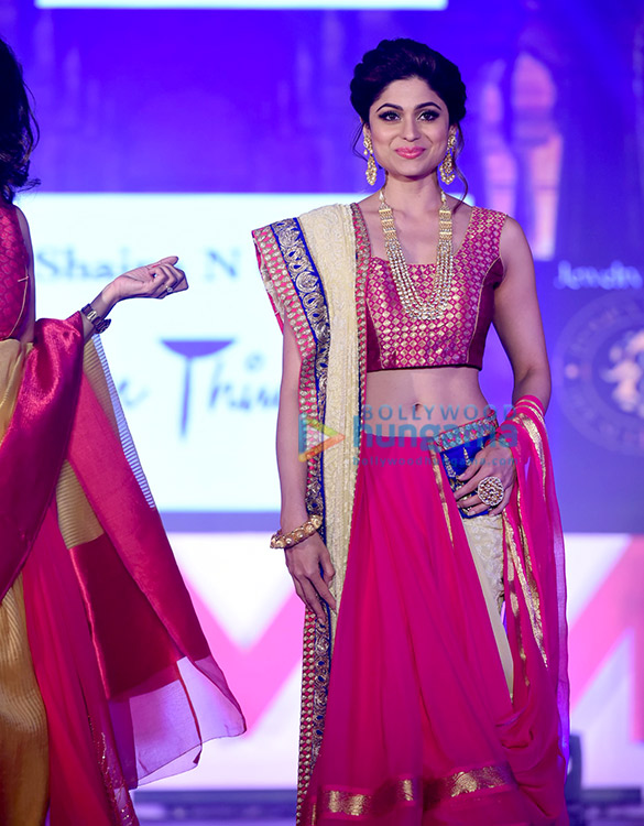 shamita shetty and sayami kher walk for roopa vohra 2