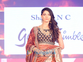 Shamita Shetty and Sayami Kher walk for Roopa Vohra