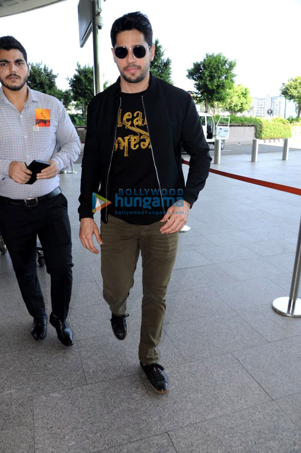 Sidharth Malhotra, Kiara Advani and Anil Kapoor snapped at the airport Sidharth Malhotra, Kiara Advani and Anil Kapoor snapped at the airport