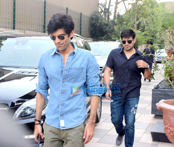 sidharth malhotra and sonakshi sinha visit gauri khans store 4